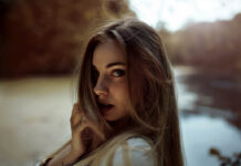 Best Tips on How to Wear Sneakers to Work